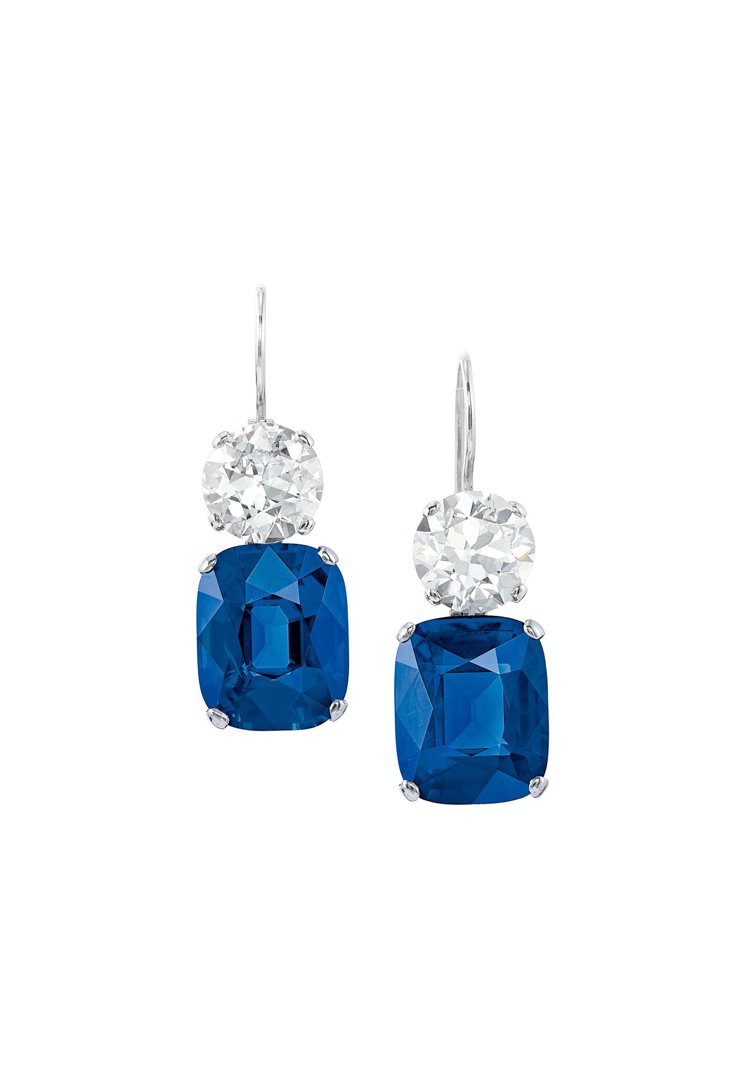11月28日的富藝斯「珍貴珠寶及翡翠」專場呈獻16.89/13.71克拉「緬甸皇家藍」天然藍寶石配3.73/3.31克拉F/VVS2及 VS1鑽石耳環一對，估價980萬港元起。圖／富藝斯提供