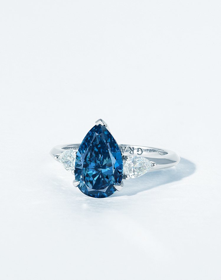 11月29日佳士得「瑰麗珠寶及翡翠首飾」拍賣呈獻 GRAFF設計3.11克拉深彩藍色VS2鑽石戒指，估價1200萬港元起。圖／佳士得提供