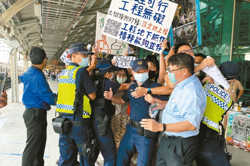 聲援台南鐵路地下化拆遷戶的學生台南火車站抗議，被警方與工作人員包圍攔阻。圖／聯合報系資料照片