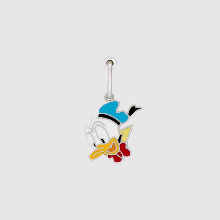 Disney X GUCCI唐老鴨琺瑯單邊耳環，9,700元。圖／GUCCI提供