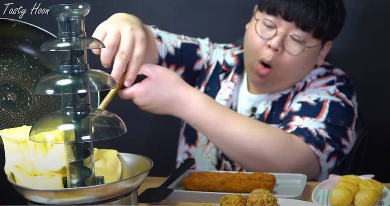 韓國YouTuber「Tasty Hoon」早前挑戰製作起司噴泉。（YouTube頻道「Tasty Hoon 테이스티훈」影片截圖）