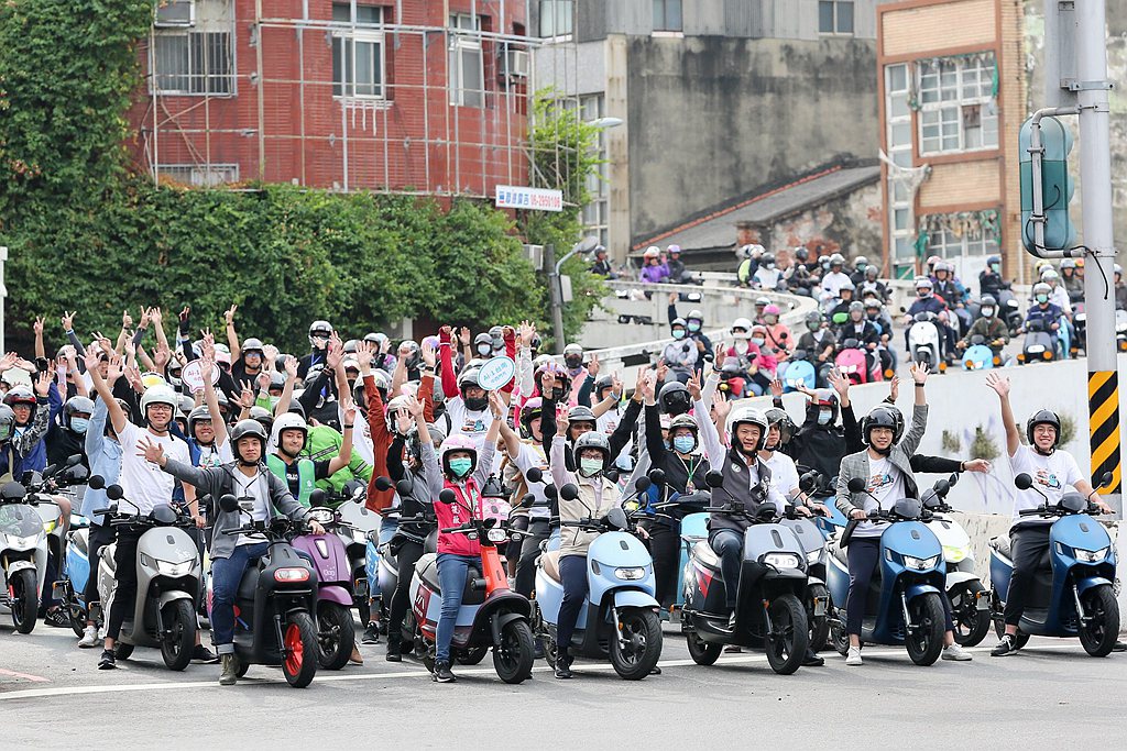 由車友號召、台南市政府舉辦的「2020驚市騎蹟」電車遊行嘉年華，10月31日於「綠電首都台南」集結所有品牌電車共襄盛舉。 圖／宏佳騰提供
