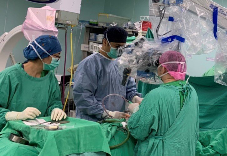 神經外科醫師蔡佳勳以顯微手術，清除病患胸椎腫瘤。圖／南投醫院提供