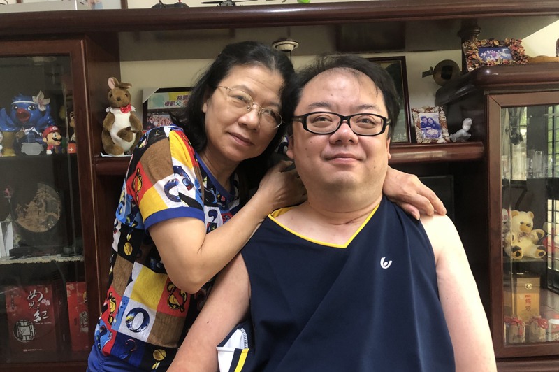 陳心惠（左）照料癱瘓的兒子胡嘉文（右）已經21年，彼此雖不避諱談論死亡，但也珍惜相處的每一天。記者曾健祐／攝影