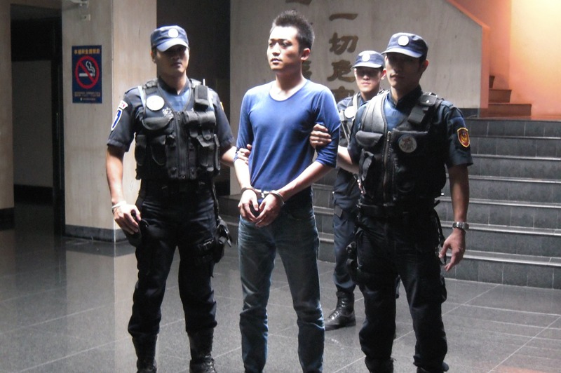 中部槍擊要犯「牛皮」王俊偉（中），涉嫌犯下多起槍殺、綁架重大案件，檢方將他起訴求處死刑。圖／聯合報系資料照片