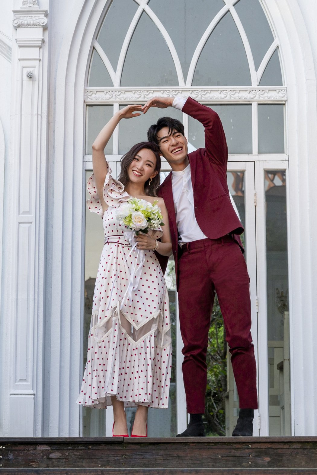 陳昊森(右)與閻奕格在新歌MV中，頻頻製造浪漫。圖/華研音樂提供