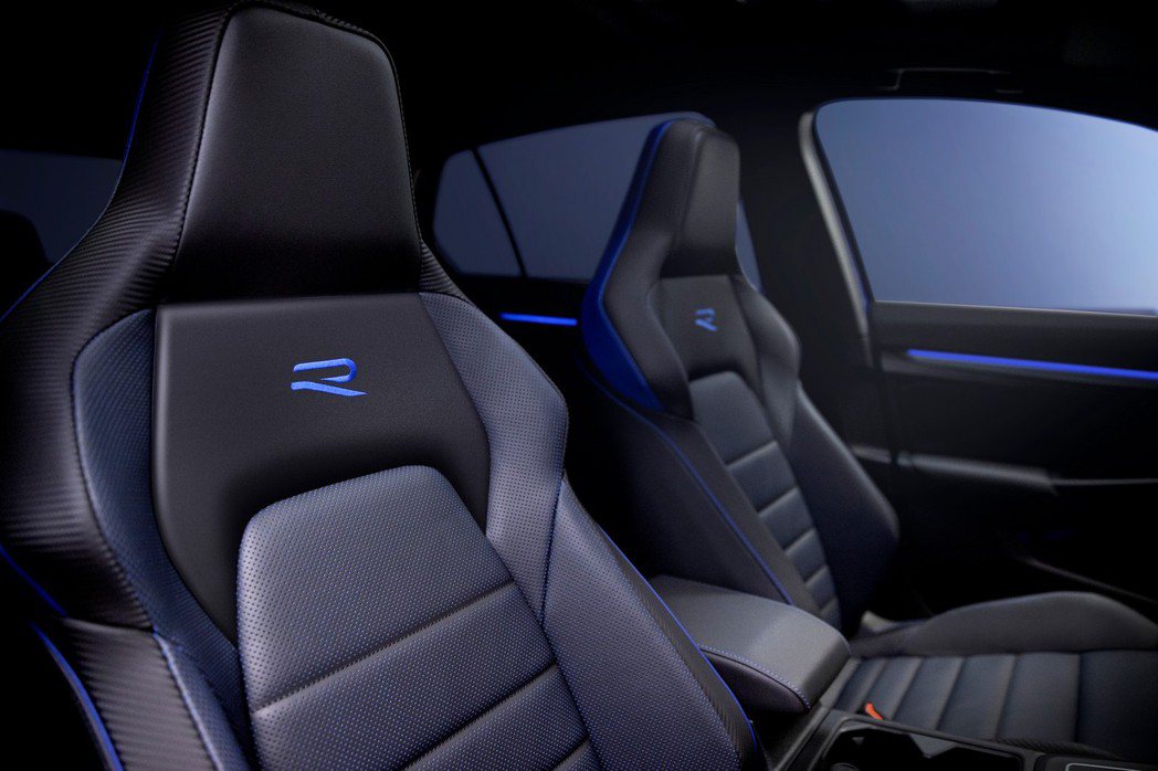 藍色縫線的跑車座椅依然繡有R的Logo。 圖／Volkswagen提供