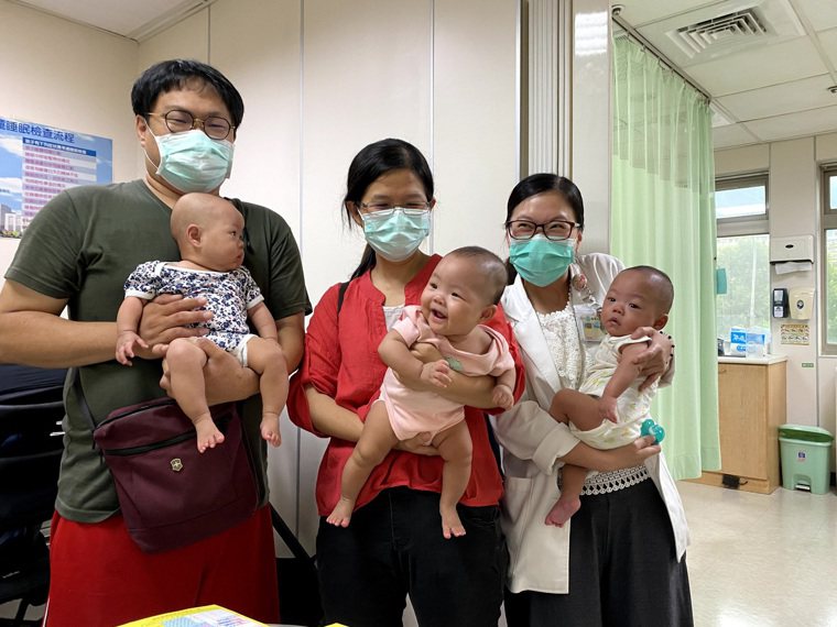 林太太（中）懷孕28周生下3胞胎，如今已6個月大。圖／中國醫藥大學兒童醫院提供