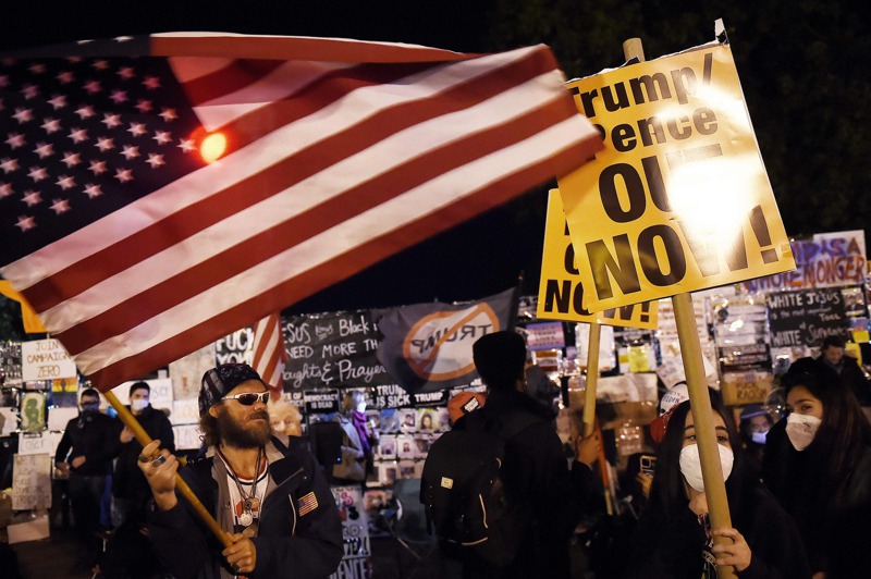 川普支持者（左）與「黑人的命也是命」示威者3日同時現身白宮附近。法新社
