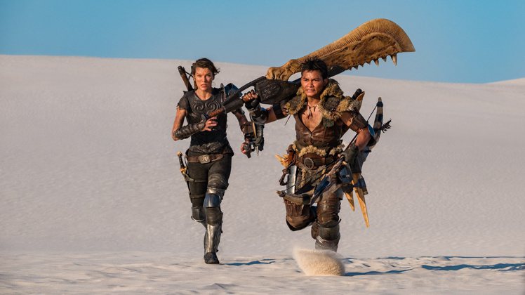 蜜拉喬娃維琪(左)、東尼嘉(右)在「魔物獵人」中有許多精彩動作戲。圖／索尼提供
