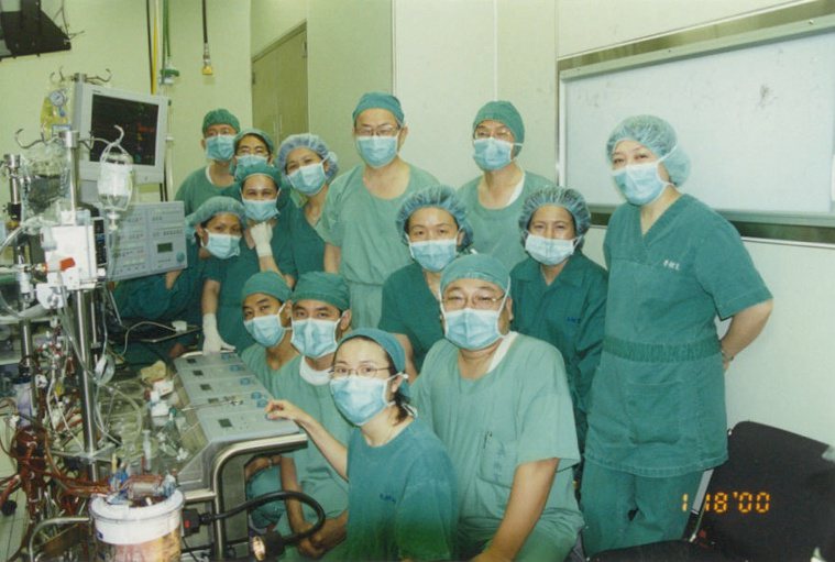 朱樹勳(後排中)帶領亞東醫院醫療團隊，施行第一台開心手術。圖／朱樹勳提供