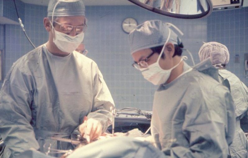 1971～1973年，朱樹勳(右)在德州心臟醫學中心擔當第一助手。圖／朱樹勳提供