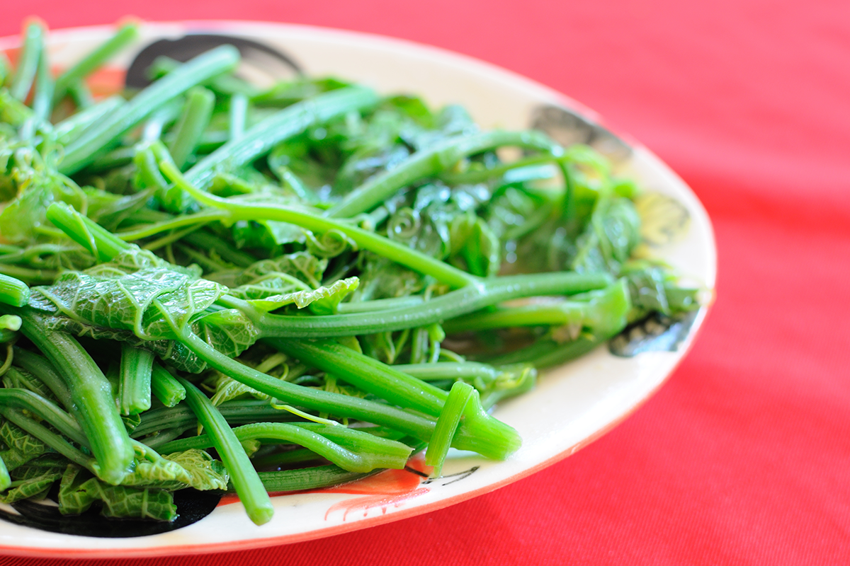 在鄰近的日本，「炒青菜」常被台灣料理屋列為招牌菜色之一。
