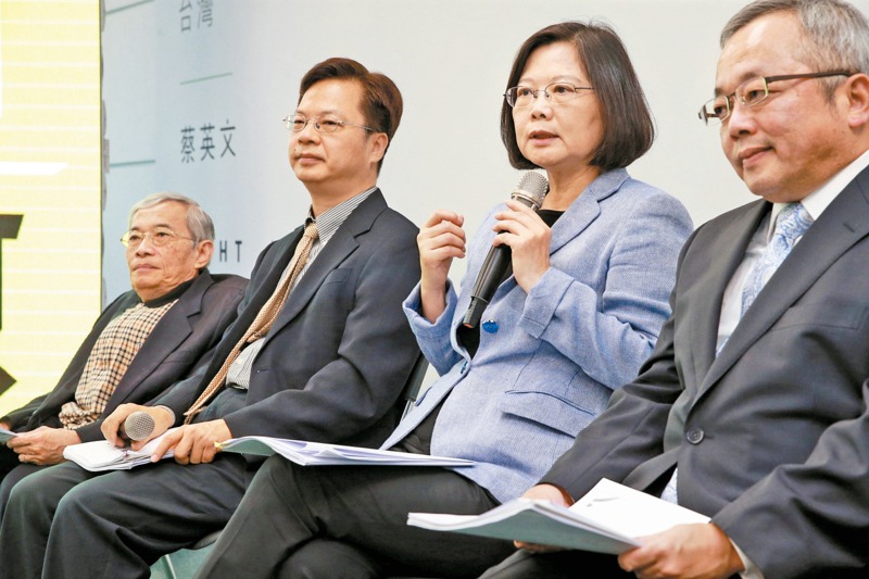 2016年蔡英文（右2）競選總統時，龔明鑫（左2）擔任產業政策小組召集人。圖／聯合報系資料照片