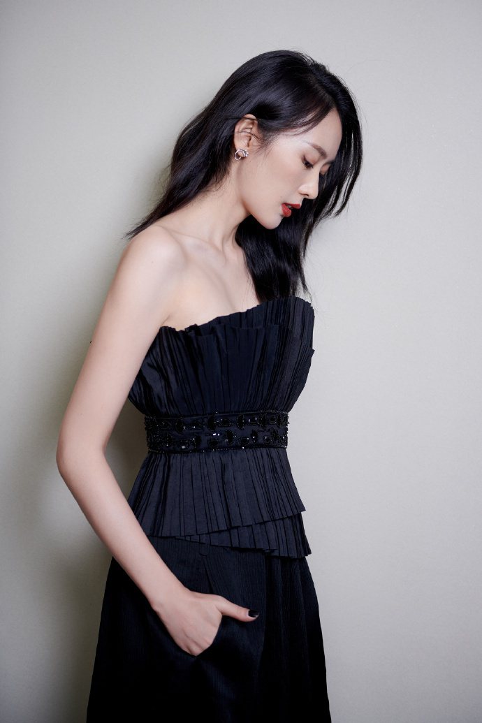 童瑶在Green Carpet Fashion Awards 2020環保時尚盛會中，穿了GIORGIO ARMANI黑色晚宴服。圖／取自微博