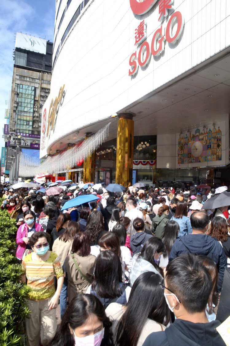 台北SOGO周年慶首日排隊人潮盛況。記者黃義書／攝影