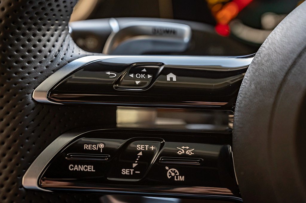 Nappa真皮包覆的全新AMG高性能平底跑車方向盤，擁有全新電容式感應，通過靈敏...
