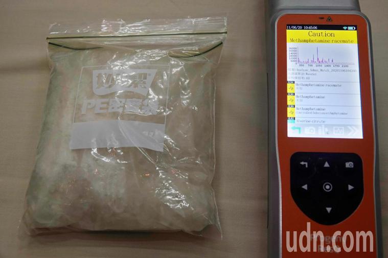 台北關配備百萬元級的攜帶型拉曼光譜檢測儀來快速檢測毒品。記者鄭超文／攝影