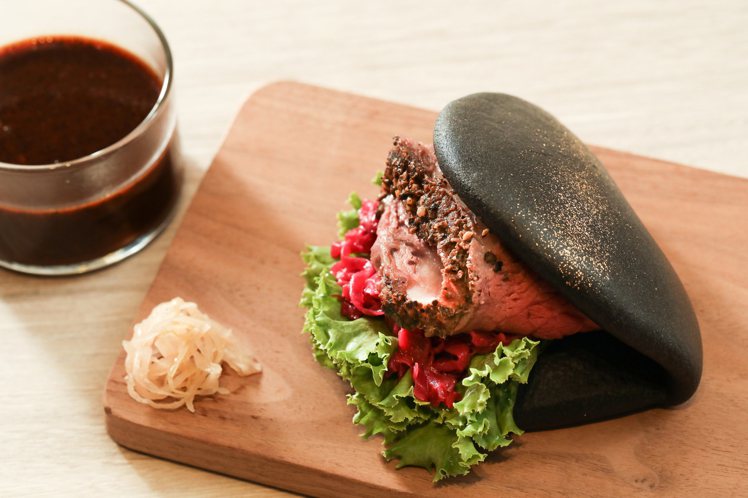 台北晶華酒店推出500趴限定「爐烤牛肉Hey包」。記者吳致碩／攝影