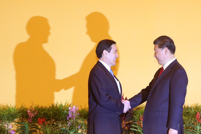 隔海分治66年，兩岸領導人馬英九（左）與習近平（右）首次在新加坡會面，為兩岸下劃新的里程碑。圖／聯合報系資料照片