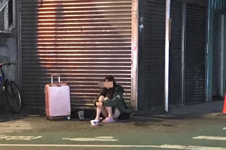 中壢火車站前晚有名年輕女子，獨自一人坐在車站外的角落，引起網友熱議。記者高宇震／翻攝