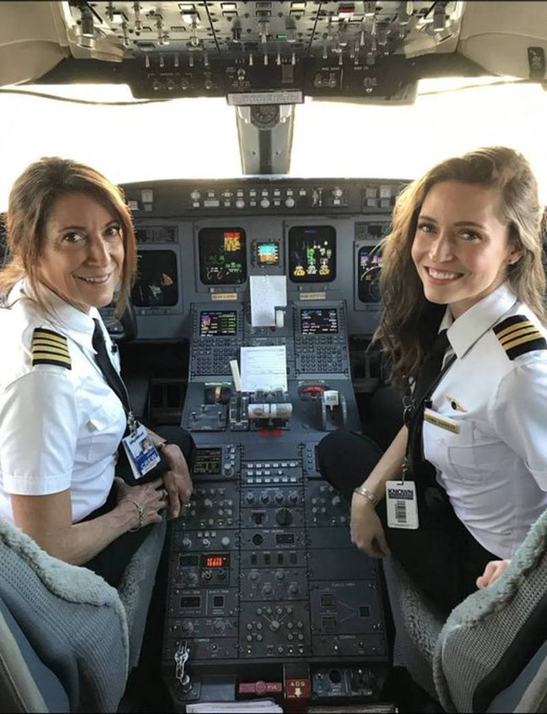 媽媽蘇西和女兒唐納早前駕駛同一班客機，成為公司首對母女檔。圖／Skywest