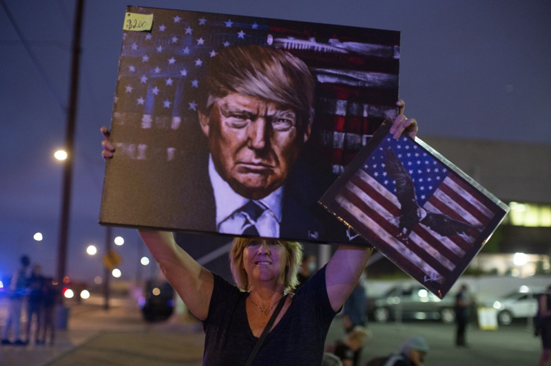 川普的支持者在鳳凰城高舉其肖像。美聯社