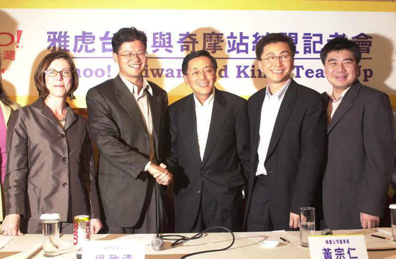 雅虎創辦人楊致遠（左2）與精業董事長黃宗仁（左3）開心的握手，敲定由雅虎併購奇摩站。圖／聯合報系資料照片