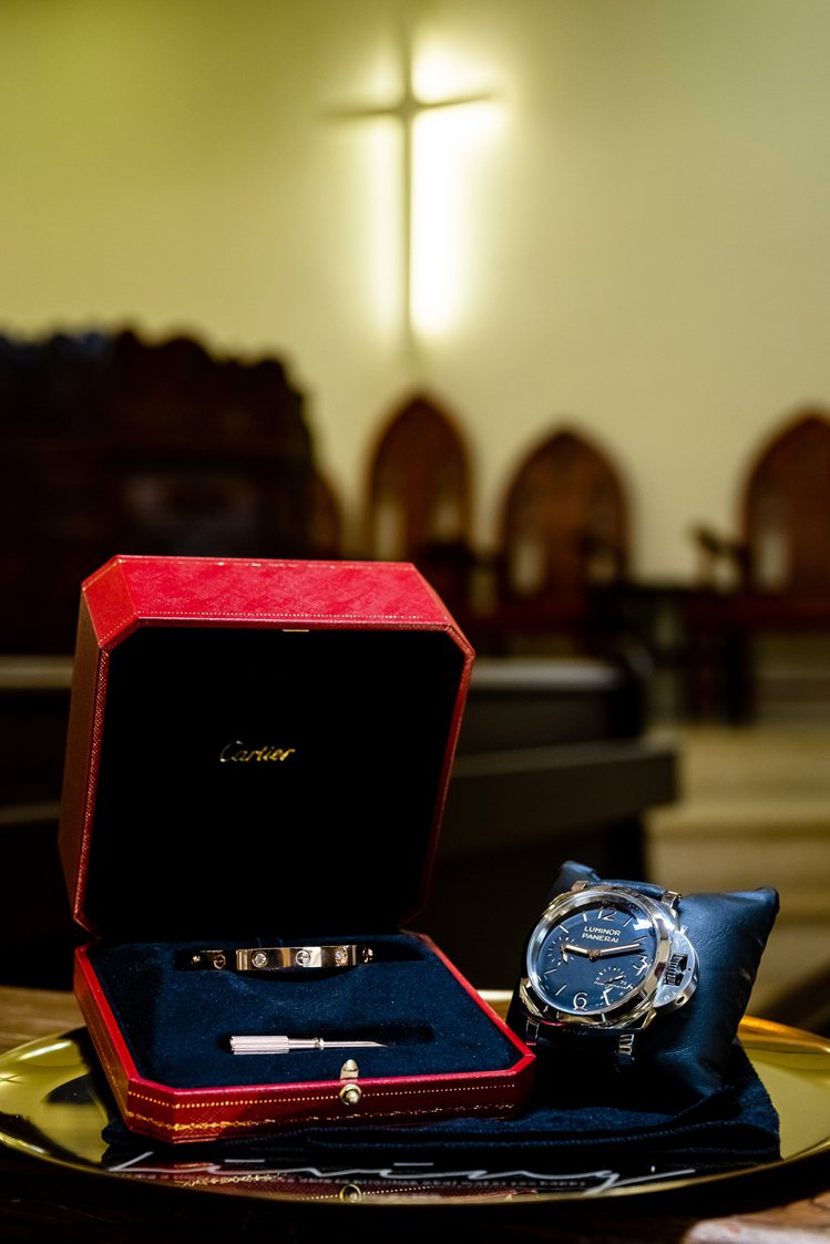 兩人在親友的見證下，交換Cartier LOVE手鐲和PANERAI手表信物。圖...
