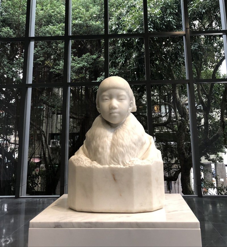 台灣首位雕塑家黃土水「少女」胸像藏身台北市太平國小百年，近來在北師美術館「不朽的青春—台灣美術再發現」中現身，大受矚目。記者何定照／攝影