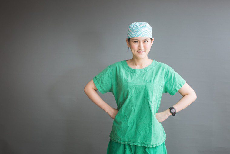 高雄市立大同醫院整形外科主治醫師賴雅薇強調，手術台上的麻醉也是需要手術前與患者溝...