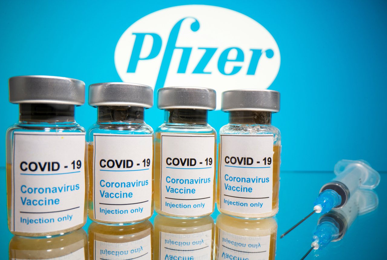 美國製藥大廠輝瑞研發的新冠肺炎疫苗，效果高達九成。路透
