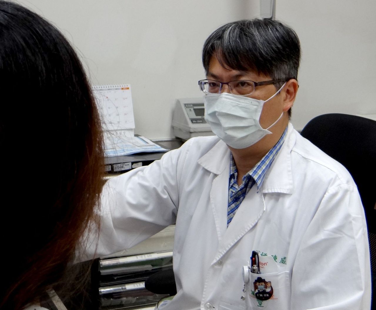 血液腫瘤科主治醫師陳威宇提醒民眾，台灣乳癌好發年齡早歐美8至10年，定期篩檢及早治療存活率高。圖／院方提供