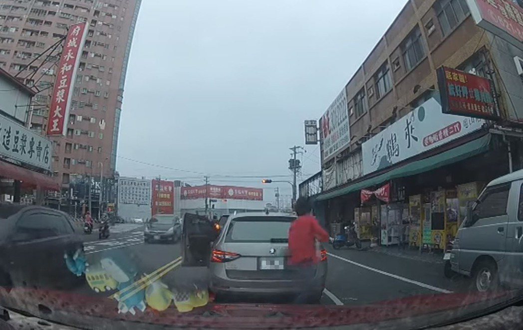 高雄市岡山區一位男駕駛利用停等紅綠燈時間差，在快車道下車、穿越車道到對面買早餐。圖／翻攝自地方臉書社團