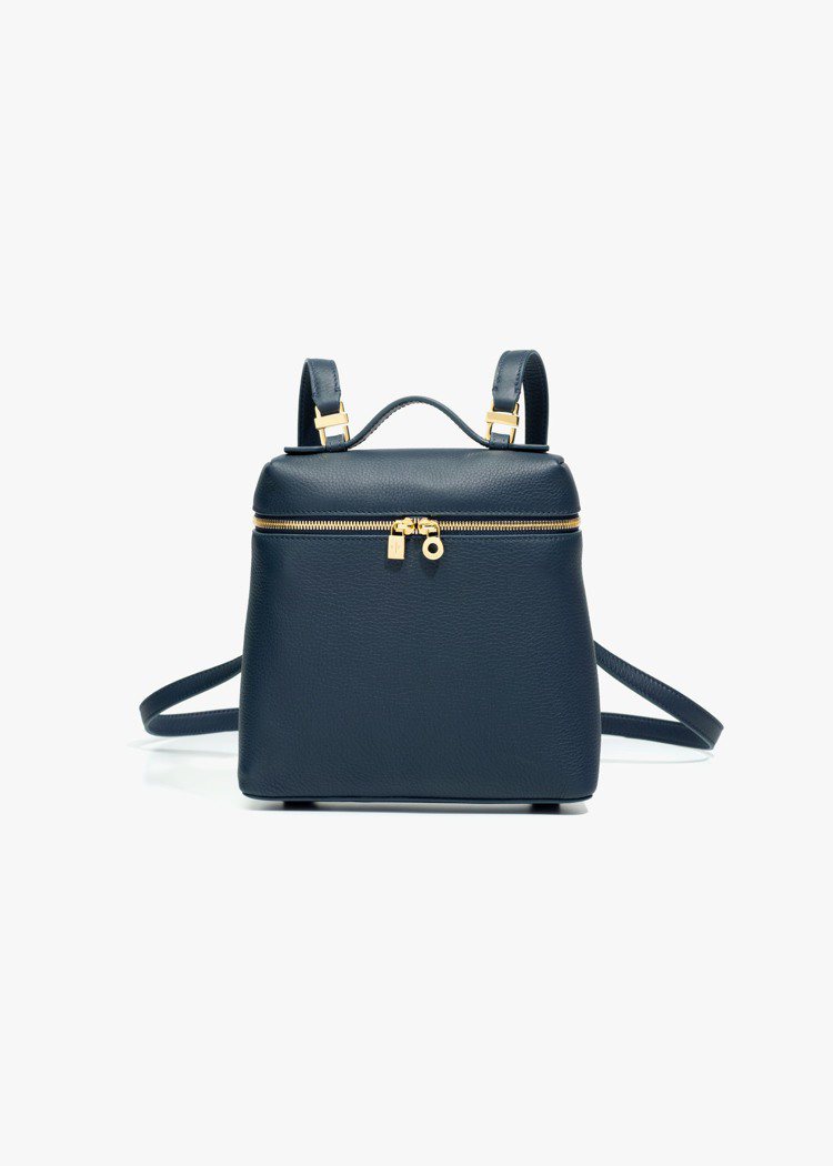 Loro Piana Extra Pocket Bag深藍後背包，62,500元。圖／Loro Piana提供