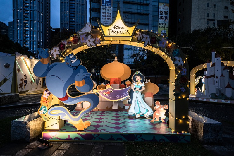 即將開城的「2020新北歡樂耶誕城」，今年與迪士尼合作，萬坪公園燈區有「迪士尼公主的童話森林」。圖／新北市觀旅局提供