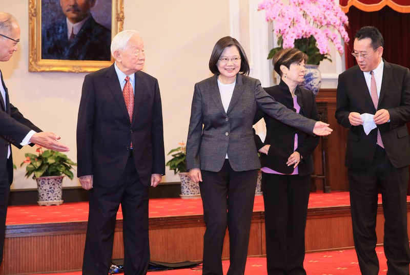 蔡英文總統（中）上午舉行記者會，宣布再次邀請台積電創辦人張忠謀（左二）代表台灣出席亞太經合會。記者潘俊宏／攝影