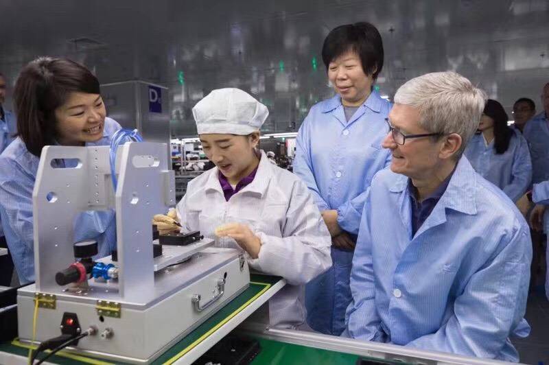 2017年12月4日，蘋果公司執行長庫克前往立訊位於江蘇昆山的工廠參觀，站在後方的就是立訊董事長王來春。圖／取自立訊官網