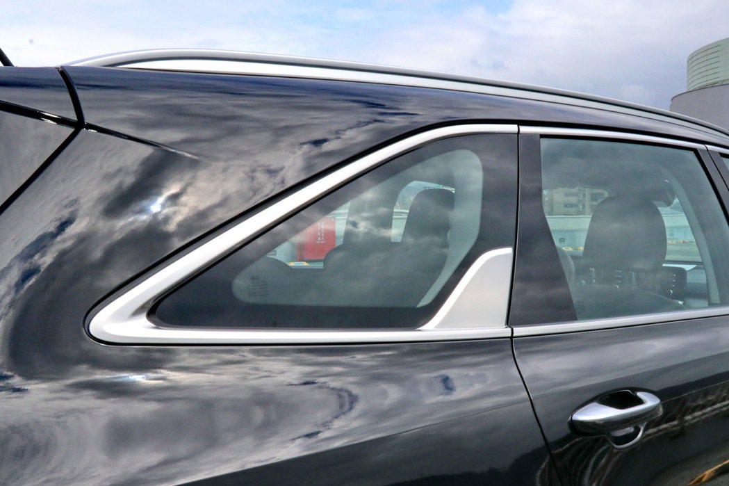未來KIA家族式DNA的車側C柱飛翼式造型飾板，為All-new Sorento...