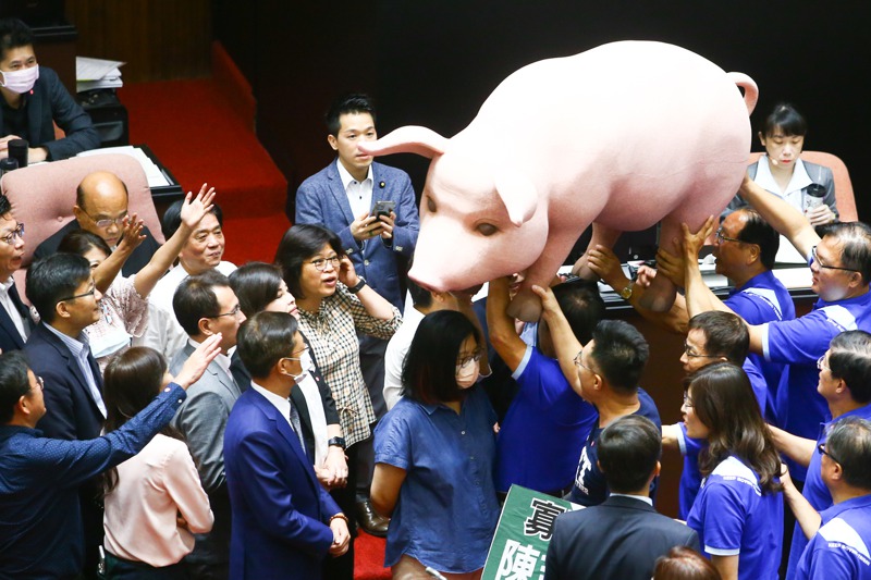 行政院長蘇貞昌昨說，國民黨立委每天抬出「道具豬」在立法院議場杯葛，「如果那隻豬會講話，一定覺得煩死了」，圖為立院9月開議情形。圖／聯合報系資料照片