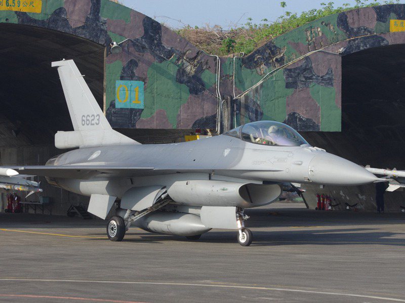 完成F-16V改良的F-16A，外觀最明顯特色是鼻錐雷達罩顏色變淺。記者程嘉文／攝影