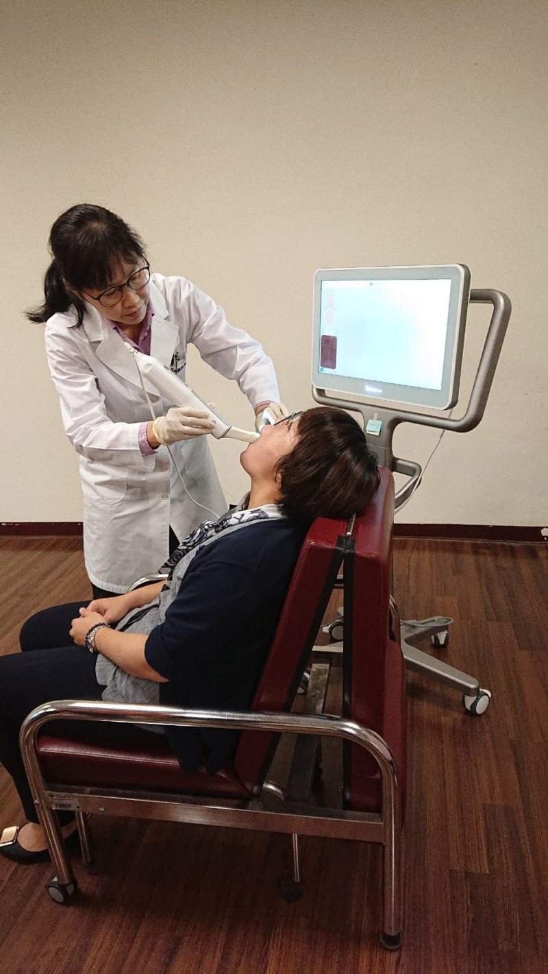 高雄市立岡山醫院推隱形牙套矯正器，讓想矯正牙齒的民眾不必再當「大鋼牙」，破壞形象。記者王昭月／攝影