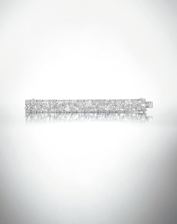 卡地亞巴黎裝飾藝術風格鑽石手鐲，年份約1930年，估價120萬港元起。圖／邦瀚斯提供