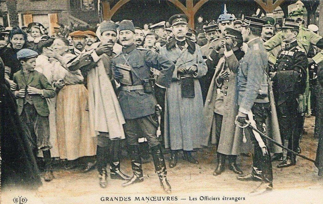 1910年法國邀請各國軍事觀察團一同在法國本土軍演交流的「皮卡第大演習」，前方手...