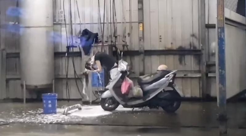 一名女子竟在自助式洗車場洗起頭來，讓網友看傻眼。圖擷自「爆廢1公社」臉書社團