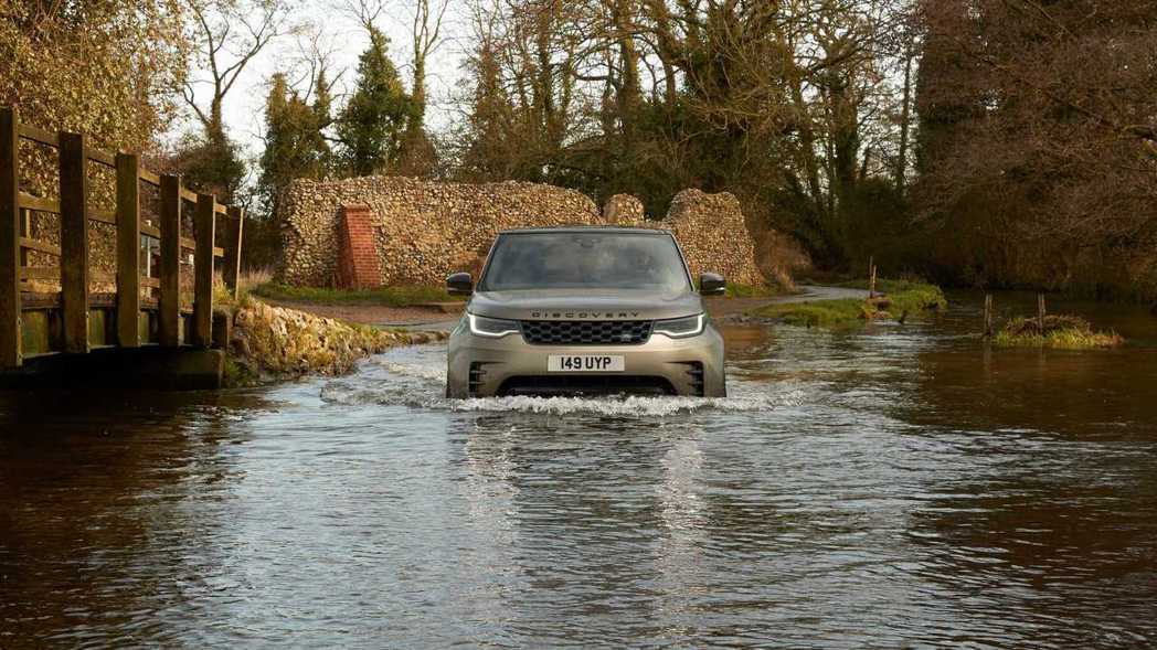 Land Rover Discovery也有足夠的涉水能力。 圖／Land Ro...