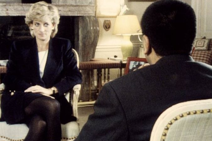 BBC記者巴希爾（背對鏡頭者）1995年11月在《廣角鏡》節目中專訪黛安娜王妃。圖／截自BBC訪問影片