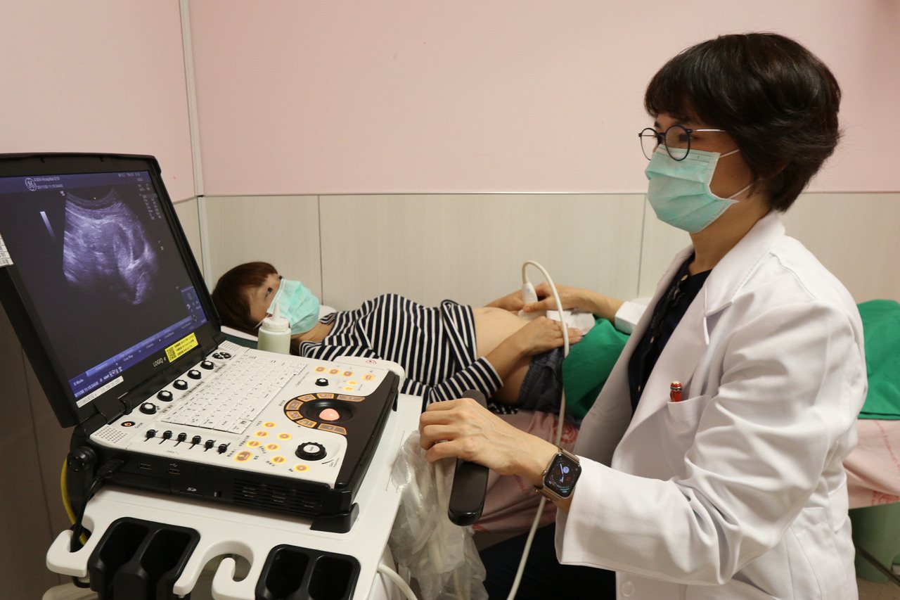 亞洲大學附屬醫院微創內視鏡科主任高惠芬指出，卵巢巧克力囊腫手術後約有25%復發的可能。圖／亞洲大學附屬醫院提供