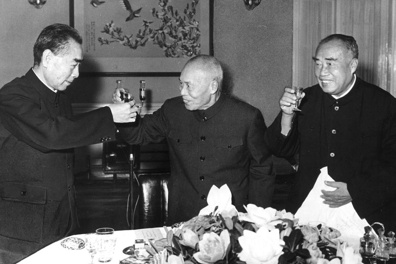 1949年10月23日共軍對金門發動攻勢前一天，代總統李宗仁（中）請幕僚向美國傳話，要把台灣交給美國。圖／北京飯店提供
