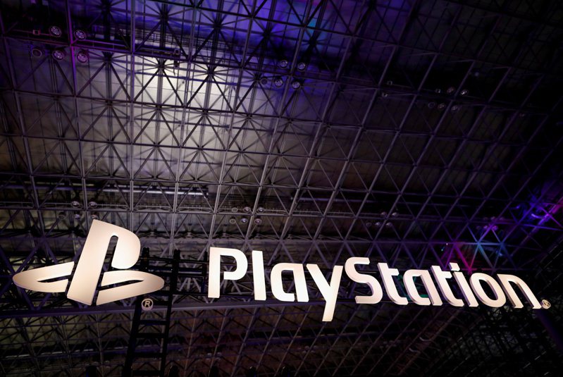 Sony 12日在網路平台推出遊戲主機PS5，隨即搶購一空。路透
